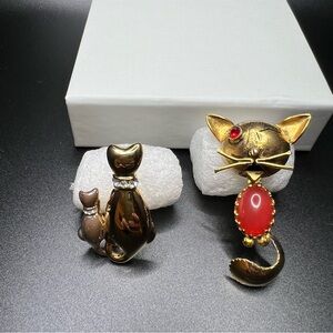 Pre owed vintage pin brooches of a Cat